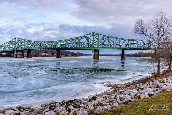 Partially frozen Ohio River (2018)