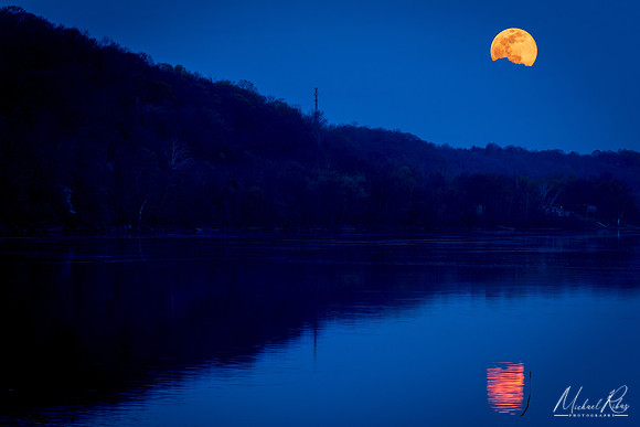 Moonset over Ohio River 2020)